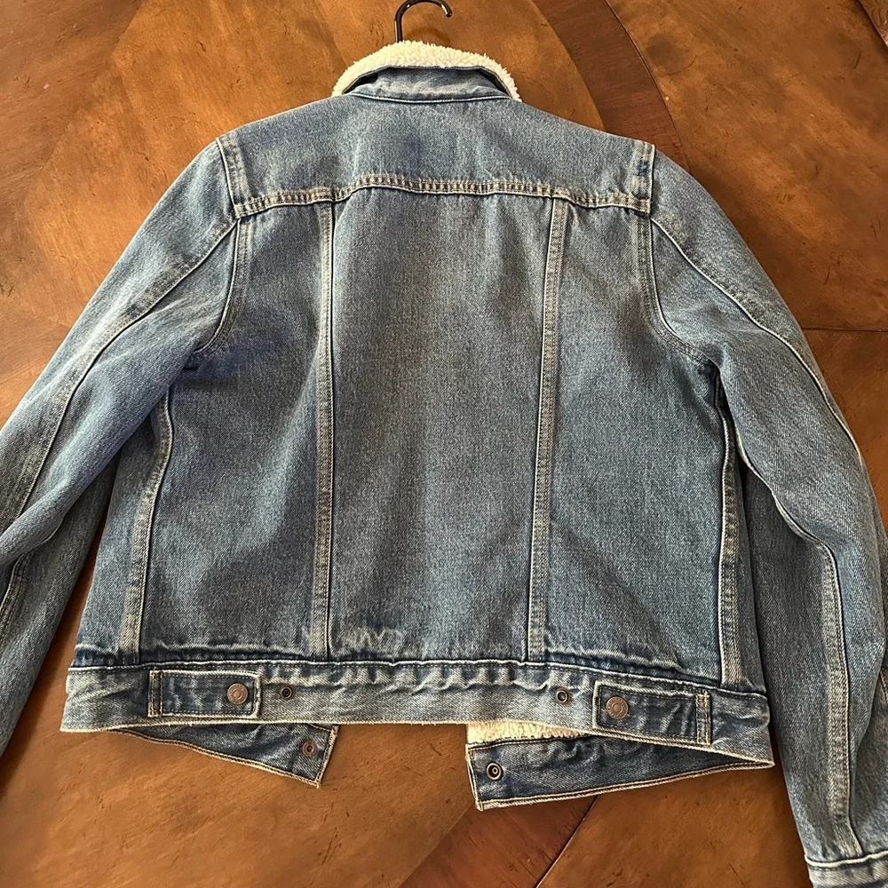 Levi’s Trucker Jacket with fur size M, barely worn :) - Picture 2 of 3